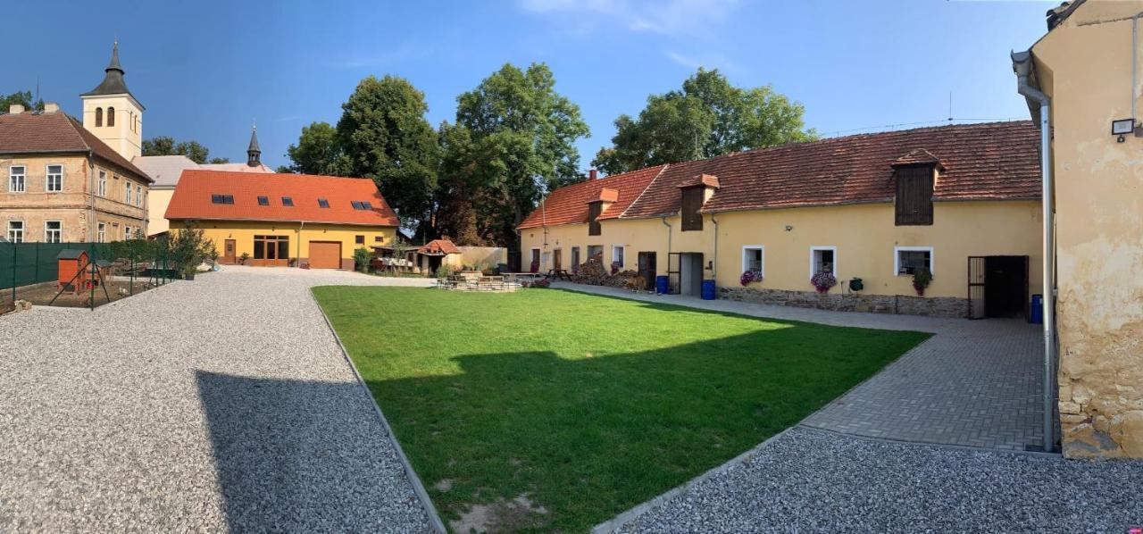 Apartmany Statek Bezdedice Hostomice エクステリア 写真